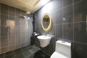 Standard Double Room | Bathroom | Hair dryer, towels, soap, shampoo - Renaissance Hotel (Gongju)
