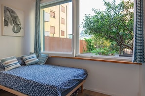 2 habitaciones, tabla de planchar con plancha y cuna de viaje 