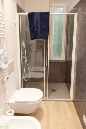 Bruser, hårtørrer, bidet