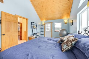 3 bedrooms, desk, iron/ironing board, travel cot - 5 Mi to Kasilof River: Forest-View Retreat w/ Deck (Kasilof)