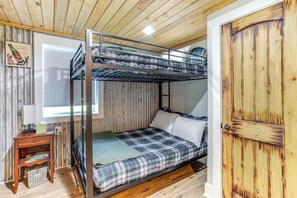 2 bedrooms, iron/ironing board, Internet, bed sheets - 8 Mi to Ozark Folk Center: Home w/ Hot Tub & Deck (Mountain View)