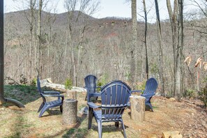 Outdoor dining - Modern Retreat w/ Mtn Views in Maggie Valley! (Maggie Valley)
