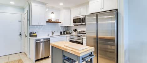 Réfrigérateur, micro-ondes, plaque de cuisson, lave-vaisselle