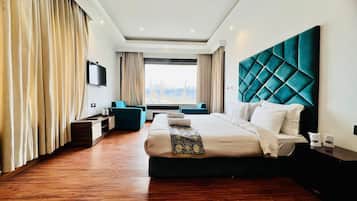 Luxury Room | Desk, laptop workspace, free WiFi