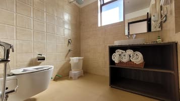 Luxury Room | Bathroom | Free toiletries, towels