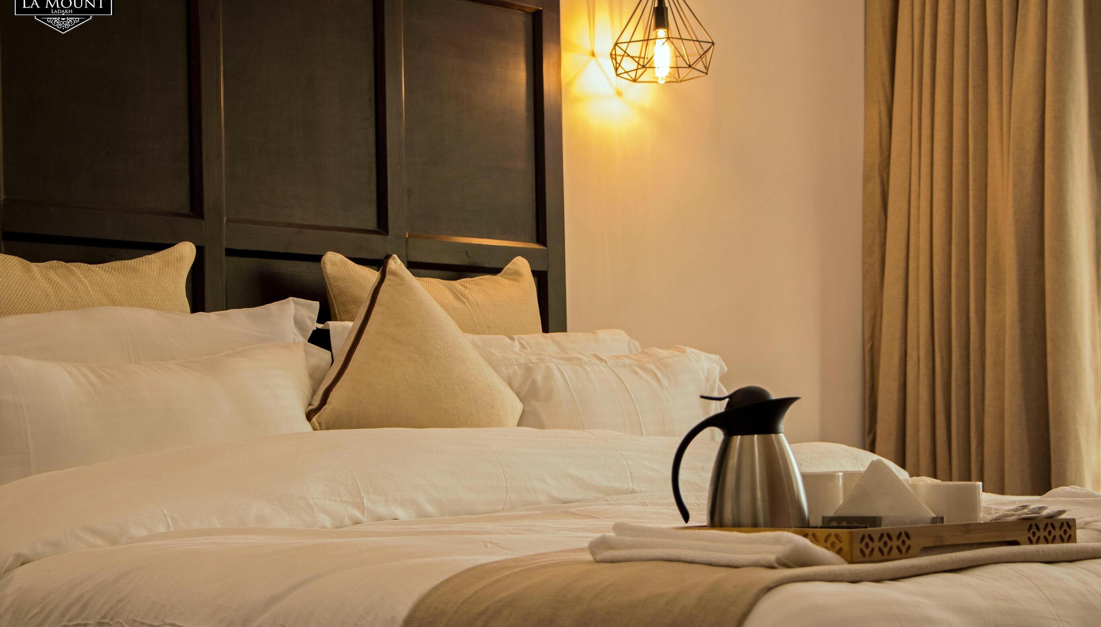 Escritorio, espacio para trabajar con laptop y wifi gratis 