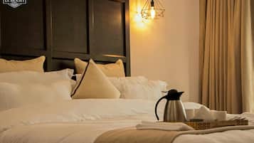 Escritorio, espacio para trabajar con laptop y wifi gratis