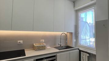 Fridge, oven, stovetop, coffee/tea maker