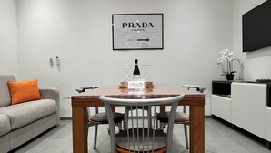 Un comedor moderno con una mesa, sillas y un letrero en la pared.