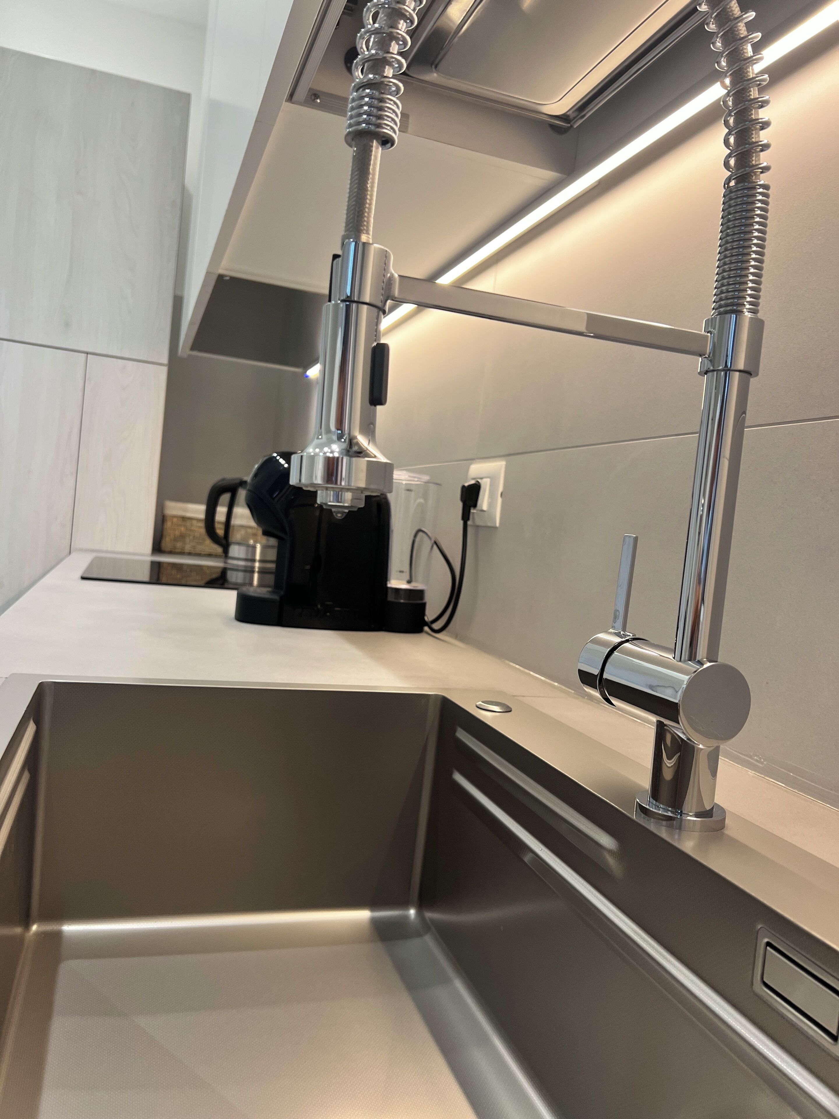 Fridge, oven, stovetop, coffee/tea maker