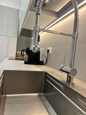 Fridge, oven, stovetop, coffee/tea maker