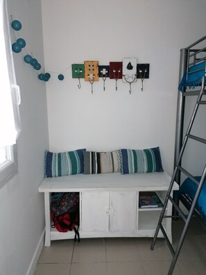 2 quartos, ferros/tábuas de passar roupa, berço de viagem