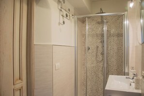 Ducha, secador de pelo, bidé y toallas