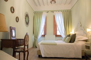 2 dormitorios, escritorio, tabla de planchar con plancha y wifi