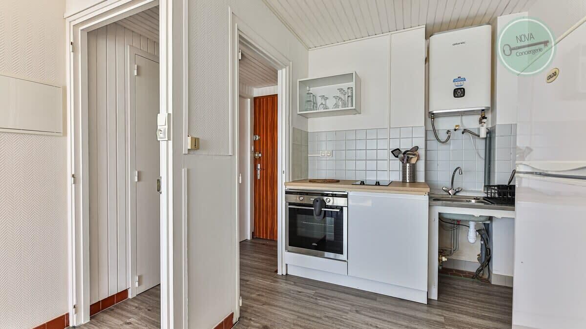 Een koelkast, een microgolfoven, een oven