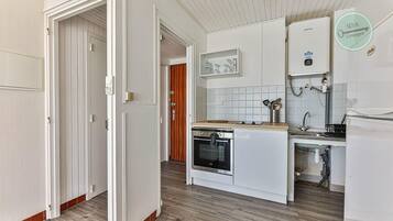 Een koelkast, een microgolfoven, een oven