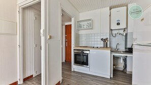 Kühlschrank, Mikrowelle, Ofen, Wasserkocher mit Kaffee-/Teezubehör