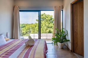 3 slaapkamers, een strijkplank/strijkijzer, gratis wifi, beddengoed