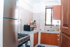 Private kitchen - Delightful apartment with AC in sunny Mombasa (Mombasa)