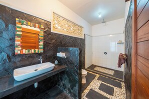 Vila, 2 kamar tidur, pemandangan samudra | Kamar mandi | Perlengkapan mandi gratis, handuk, sabun, dan sampo