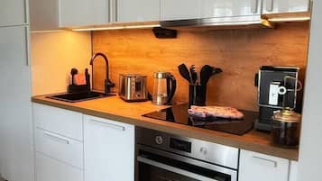 Fridge, oven, stovetop, dishwasher