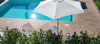 Villa with swimming pool a stone's throw from the sea