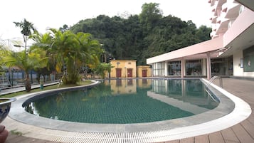 Hồ bơi ngoài trời