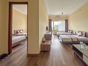 Familiekamer, uitzicht op de stad | Badkamer | Een douche, een regendouche, gratis toiletartikelen, een haardroger