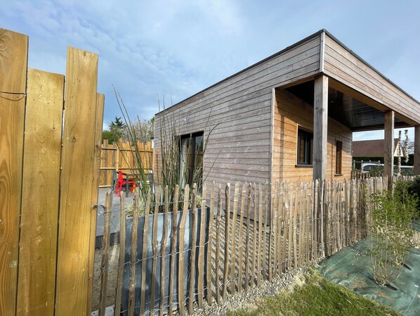Exterior - House with terrace, bicycles, brazier in the heart of the Bay of Mont Saint Michel (Le Val-Saint-Père)