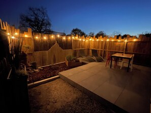 Outdoor dining - House with terrace, bicycles, brazier in the heart of the Bay of Mont Saint Michel (Le Val-Saint-Père)