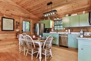 ثلاجة، فرن، موقد طهي مسطح، غسالة أطباق