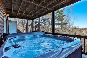 Outdoor spa tub - Blue Ridge Sunrise Vista | Mineral Bluff, Ga (Mineral Bluff)