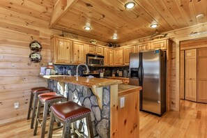 Fridge, microwave, oven, stovetop - Blue Ridge Sunrise Vista | Mineral Bluff, Ga (Mineral Bluff)