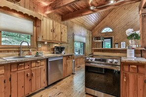 Frigorífico, horno, placa de cocina y lavavajillas