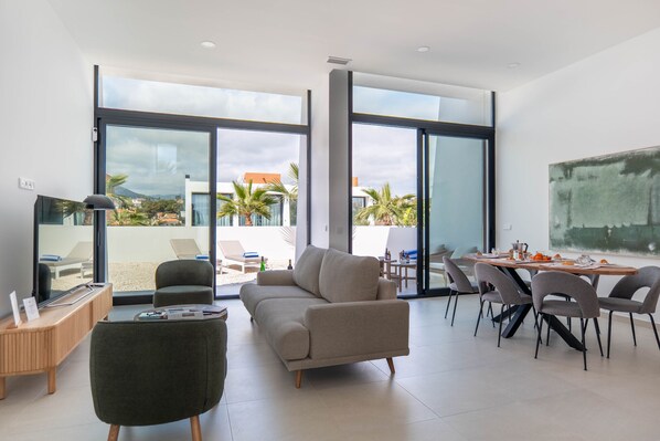 TV - Modern bungalow with communal pool and sports court (Calpe)