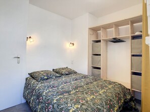 1 soverom, strykejern/-brett, wi-fi (inkludert) og sengetøy