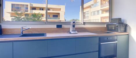 ثلاجة، ميكروويف، فرن، ماكينة لصنع القهوة/الشاي