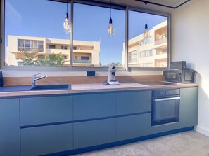 Kühlschrank, Mikrowelle, Ofen, Wasserkocher mit Kaffee-/Teezubehör