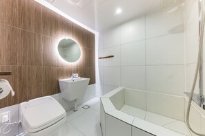 Dobbeltrom – deluxe | Bad | Separat badekar og dusj, hårføner, håndklær og såpe