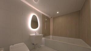 Une salle de bain moderne avec un lavabo blanc, un miroir et une baignoire.