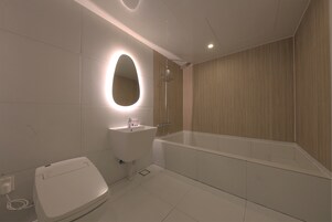 Bañera y ducha independientes, secador de pelo, toallas, jabón