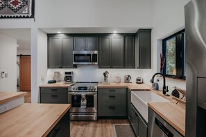 Fridge, microwave, stovetop, dishwasher