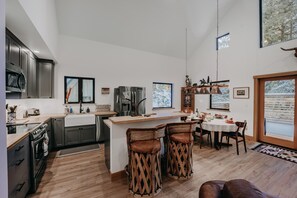 Kühlschrank, Mikrowelle, Herdplatte, Geschirrspüler