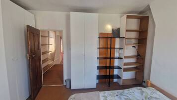 1 slaapkamer, een strijkplank/strijkijzer, internet