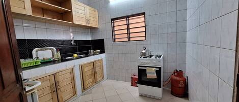 Fridge, oven, stovetop, cookware/dishes/utensils