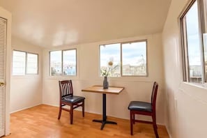 Dining - Charming Top Floor Suite in Outer Richmond (San Francisco)