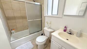 Secadora de cabello, toallas, jabón, shampoo