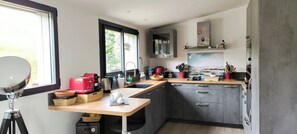 Een koelkast, een microgolfoven, een oven, een kookplaat