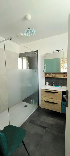 Dusche, Haartrockner, Handtücher, Seife