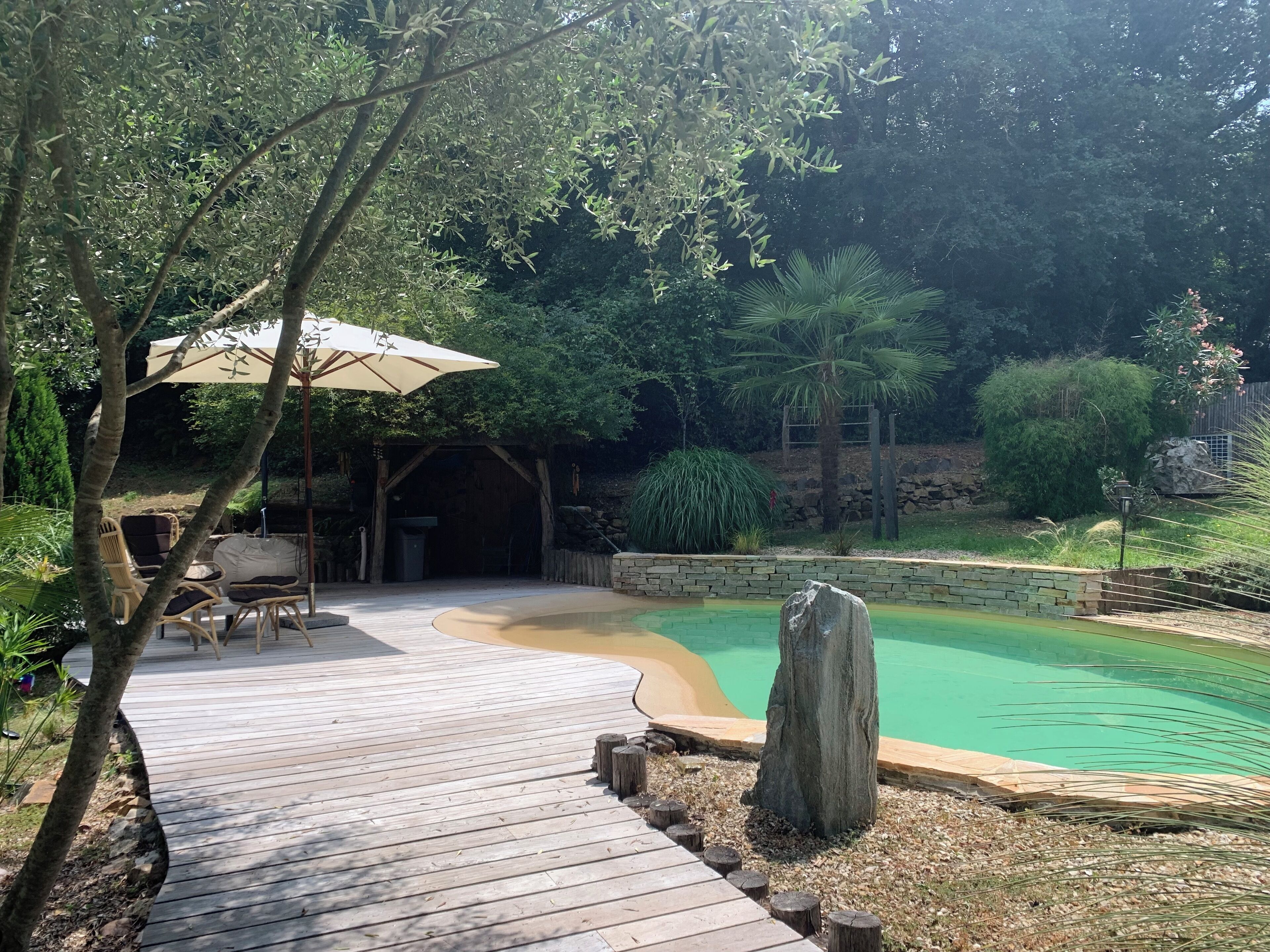 Een buitenzwembad en een verwarmd zwembad